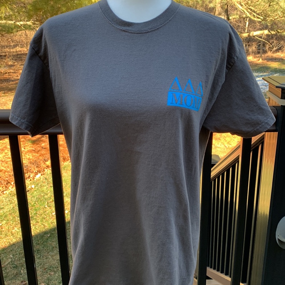 Tri Delta Mom T‑Shirt Sorority College Spirit Wear Delta Delta Delta ΔΔΔ  - Picture 4 of 6